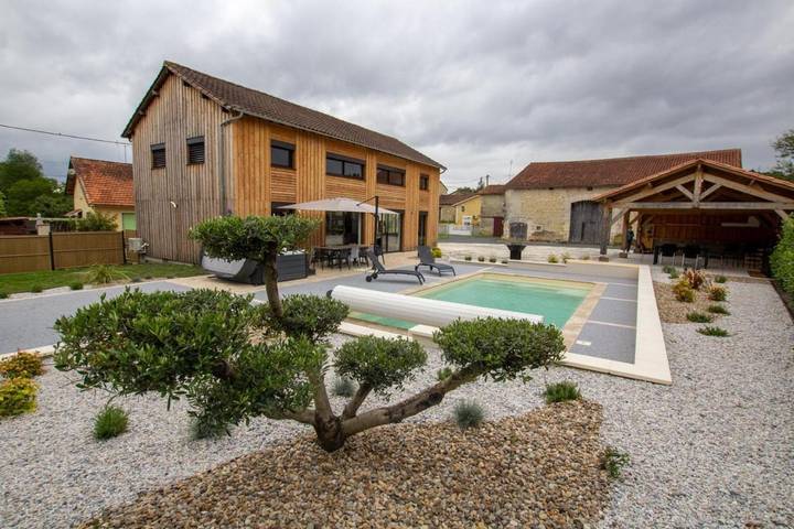Location de vacances pour 10 personnes, avec Jacuzzi et Terrasse ainsi que Jardin et Piscine à Grand-Brassac