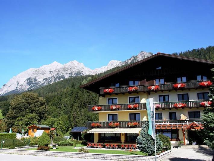 Hotel, mit Balkon und Terrasse sowie Garten und Pool in Ramsau am Dachstein