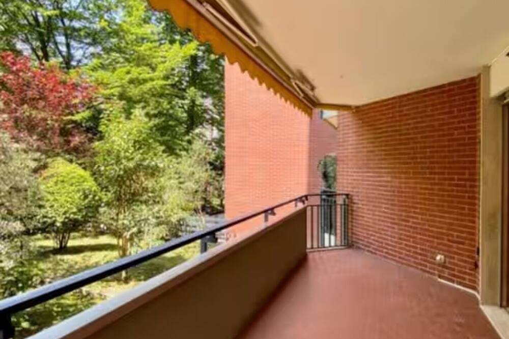 Ganze Wohnung, Cozy Lugano Retreat with Attractions & Beach Access in Paradiso, Luganersee