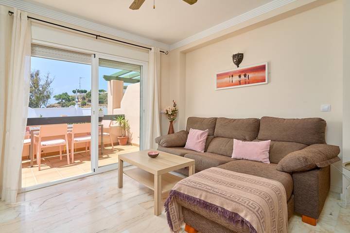 Ganze Wohnung, Ferienwohnung 'Ibn Sadi' mit Gemeinschaftspool, Wi-Fi und Klimaanlage in Playa de Burriana, Nerja