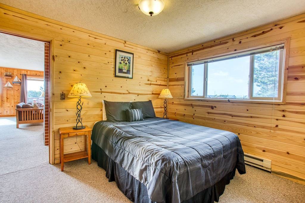 Hundefreundliches Haus mit Meerblick, einfachem Zugang zum Strand und zur Bucht sowie einem Gemeinschaftspool! in Lincoln County (OR)