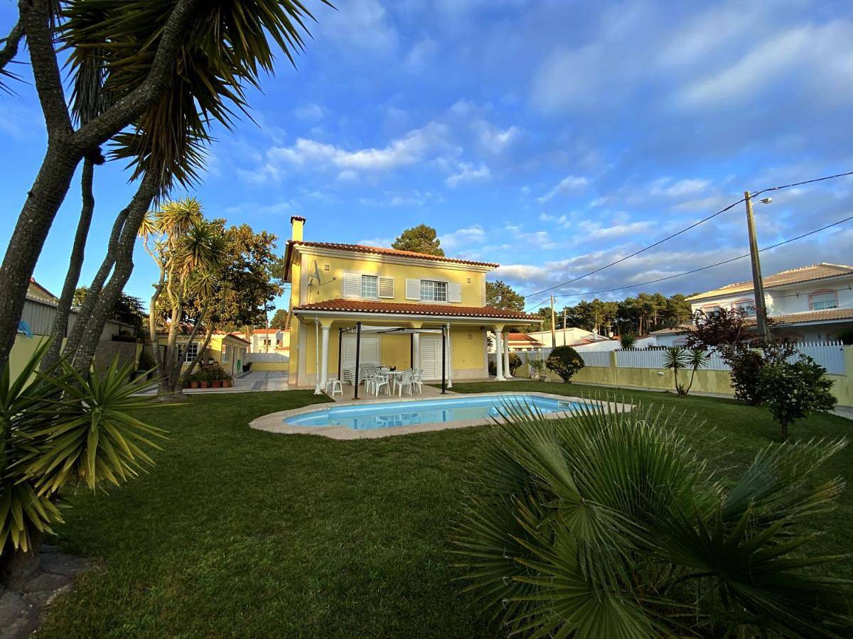 Seven-Bedroom House in Aroeira, Corroios