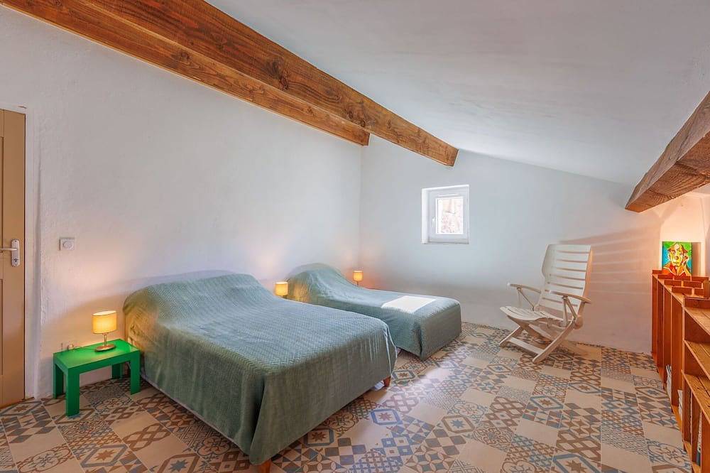 Wonderful  villa for 6 people with Wifi, Tv, terrace, pets allowed and parking in Saint-Jean-du-Gard, Cévennes