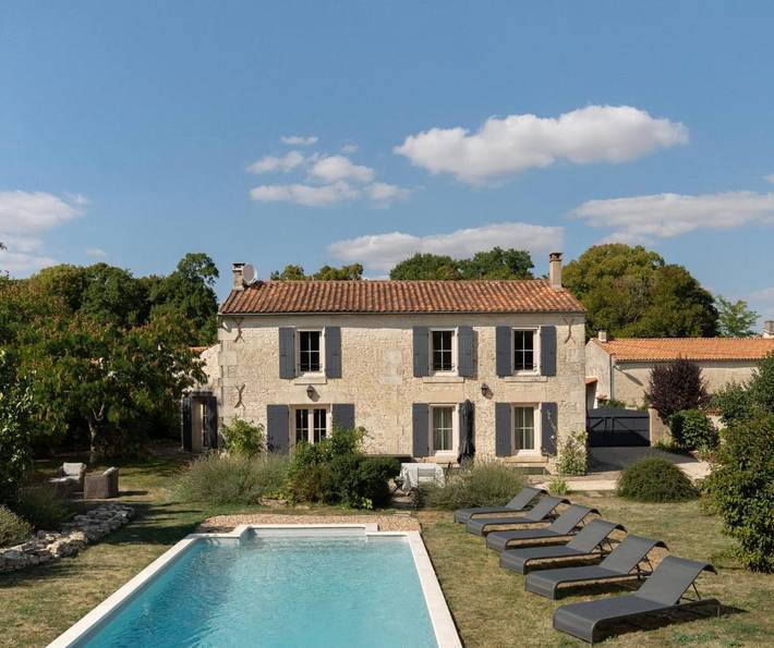 Location de vacances pour 6 personnes, avec piscine et jardin, adapté aux familles à Marsais