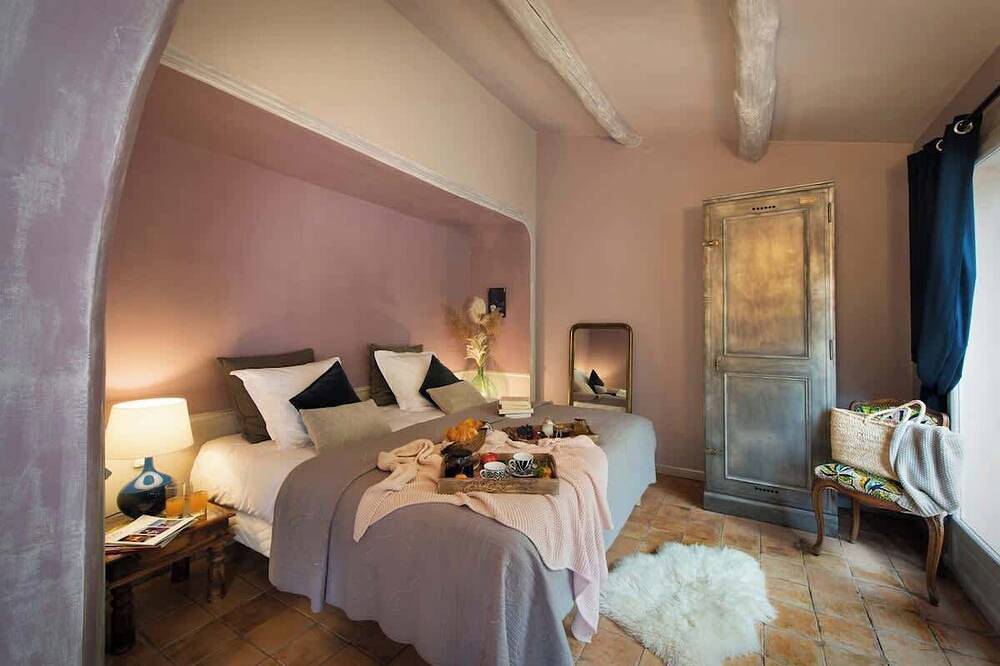 Large suite with private pool in Noves, Region de Arles