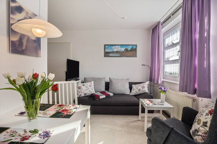 Ganze Wohnung, Ferienwohnung Nordhaus 2 nahe dem Strand mit Gemeinschaftsgarten und Wlan in Duhnen, Cuxhaven