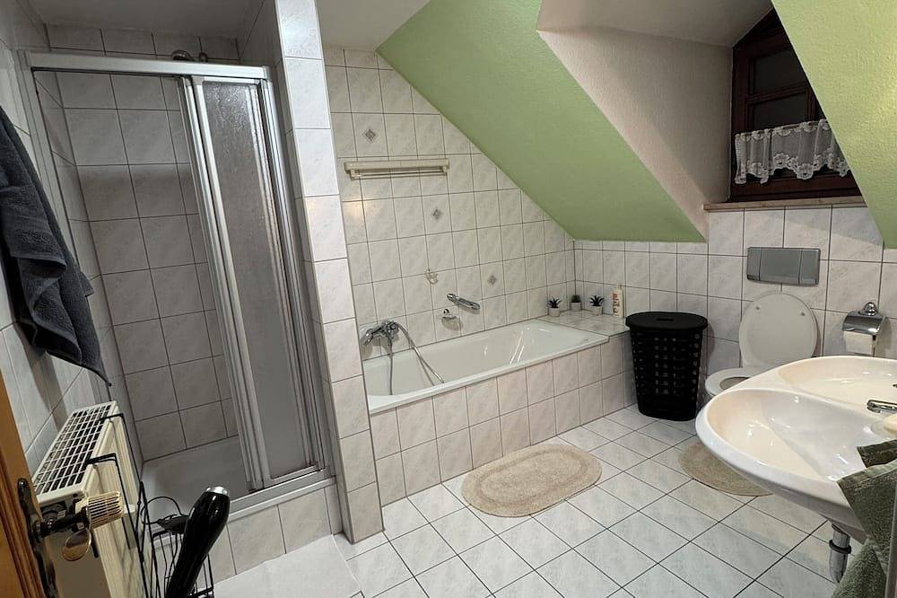 Ganze Wohnung, Gemütliches Familien-Apartmen in Roth auch für Mitarbeiter geeignet in Roth, Frankenalb