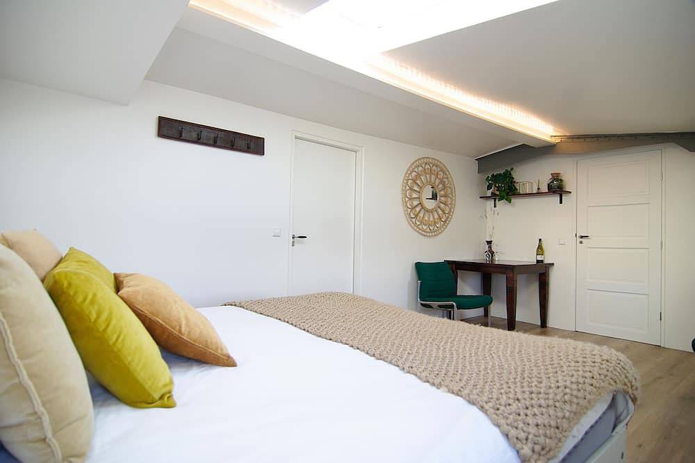 Central & Modern studio on Eco-Houseboat Excelsior! in Amsterdam West, Nederlandse kust