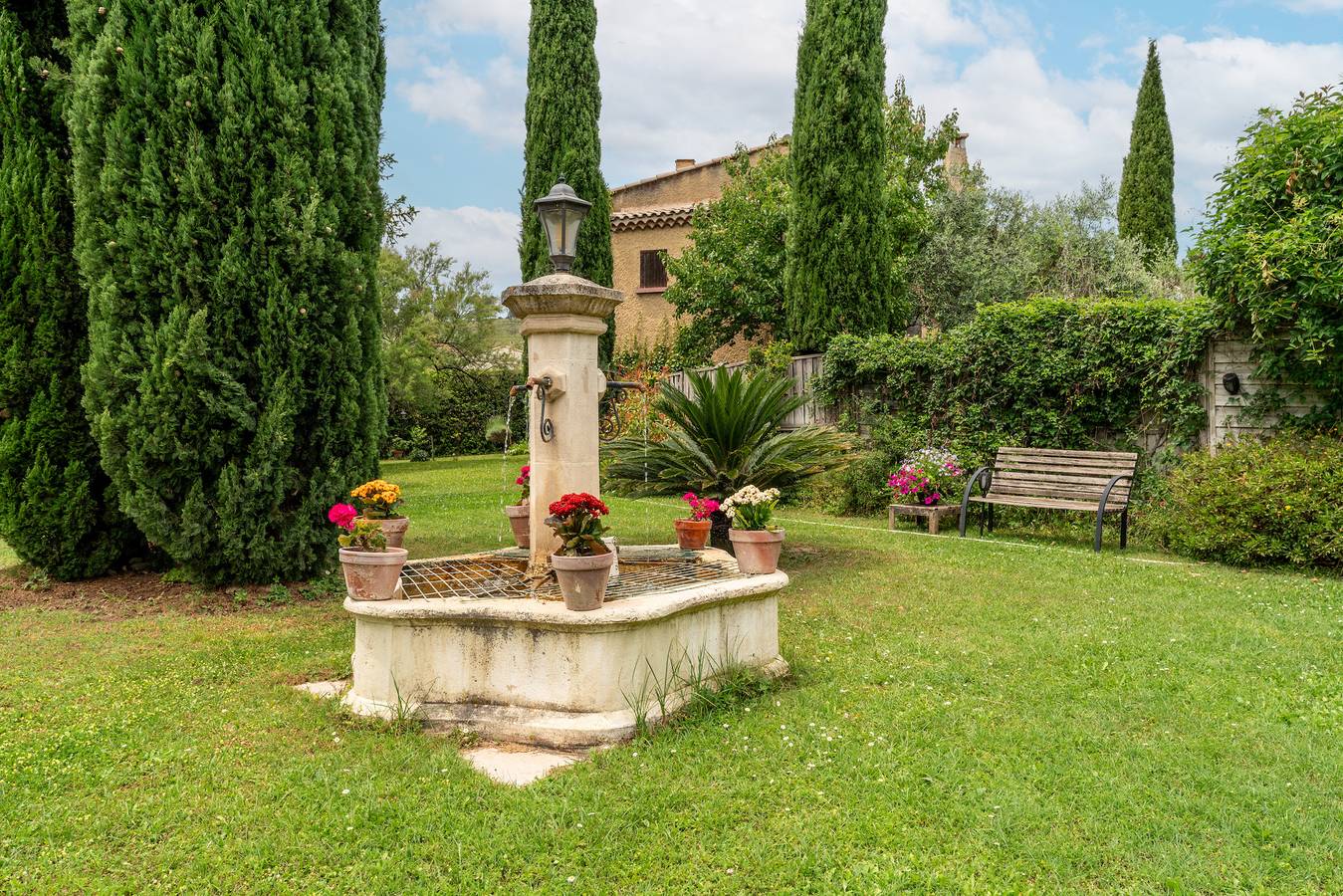 Villa 'Le Colombier - Cambalala' with Mountain View, Private Pool and Wi-Fi in Barbentane, Arles region