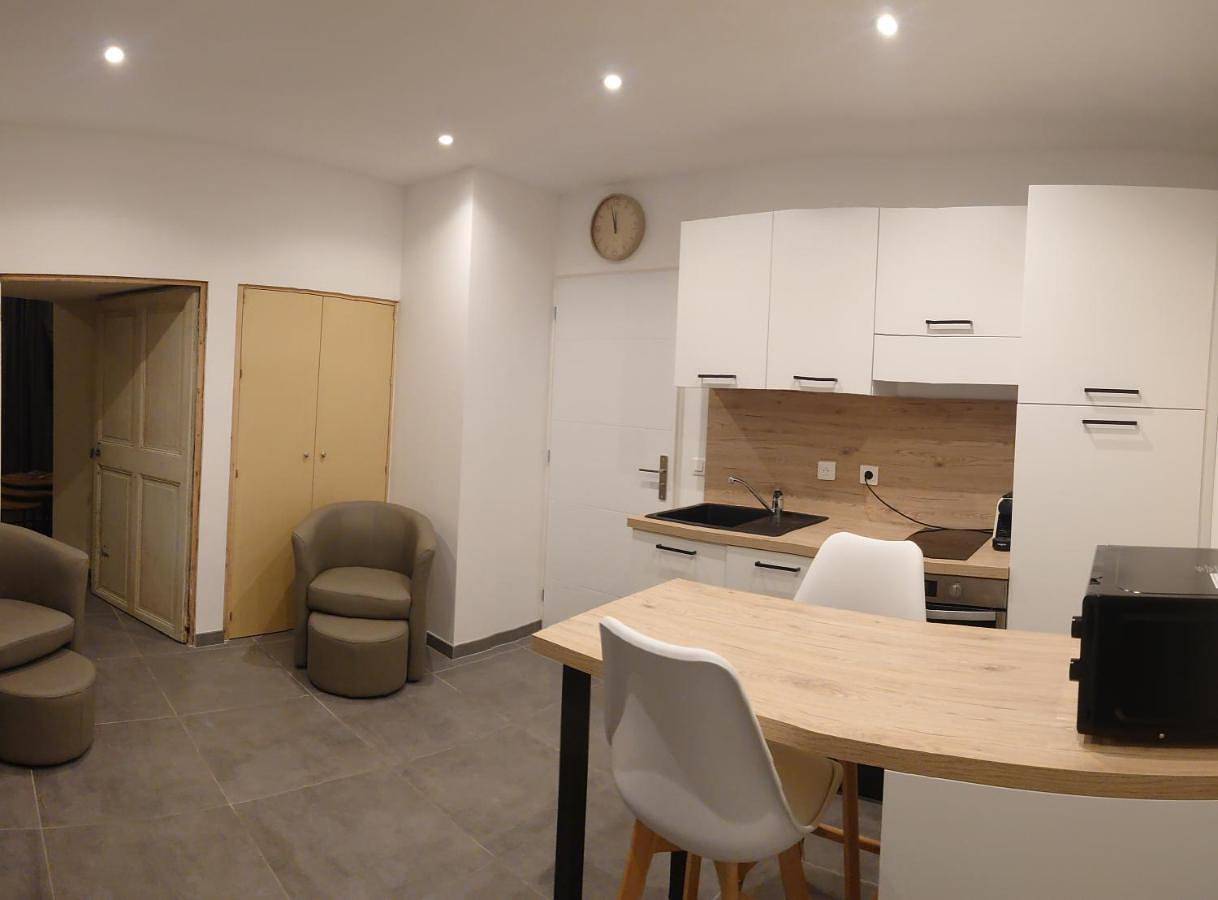Appartement entier, One-Bedroom Apartment in Connaux, Région de Nîmes
