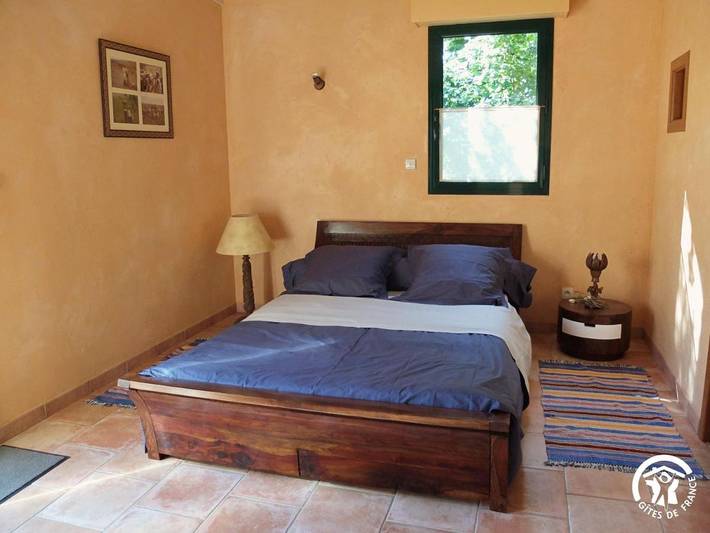 Location de vacances pour 4 personnes, avec jardin et terrasse ainsi que vue et piscine à Ruillé-le-Gravelais - 4