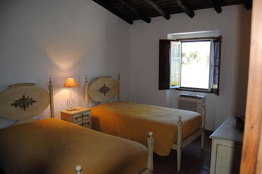 Traditional Alentejo estate with swimming pool and children's playground. in Redondo, Évora District