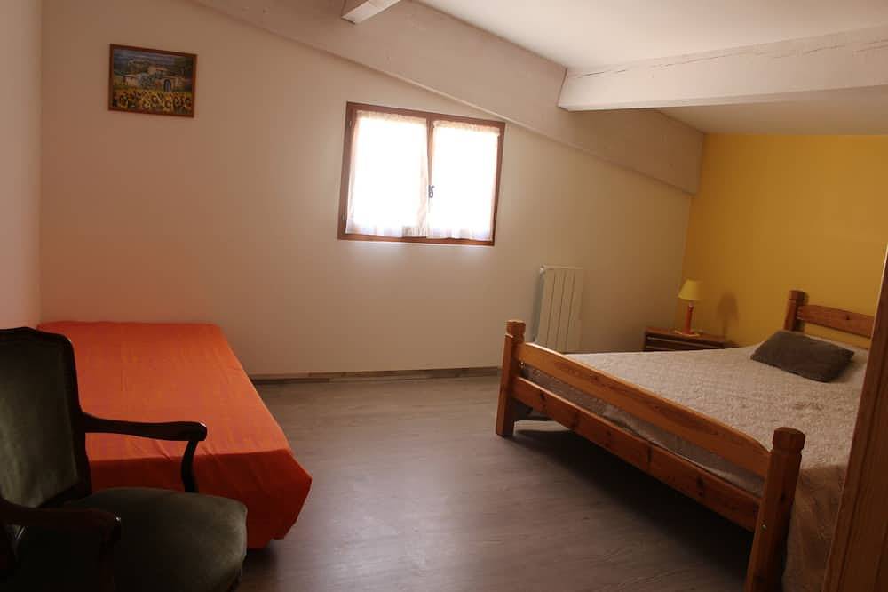 Entire apartment, Apartment in a quiet village house in Colonzelle, Nyons region