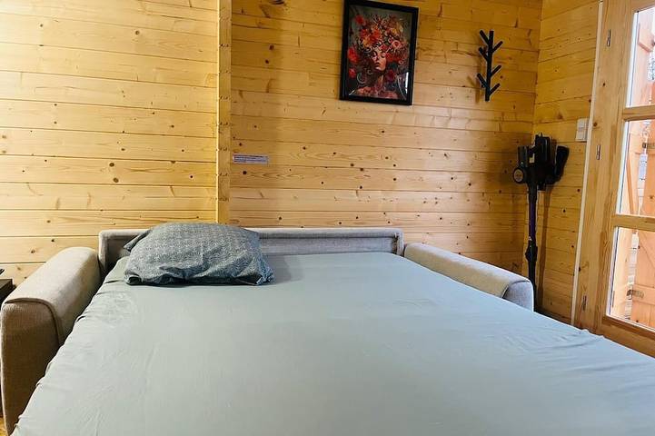 Detached chalet with unobstructed view of natural surroundings. in Ville-sur-Lumes, Ardennen
