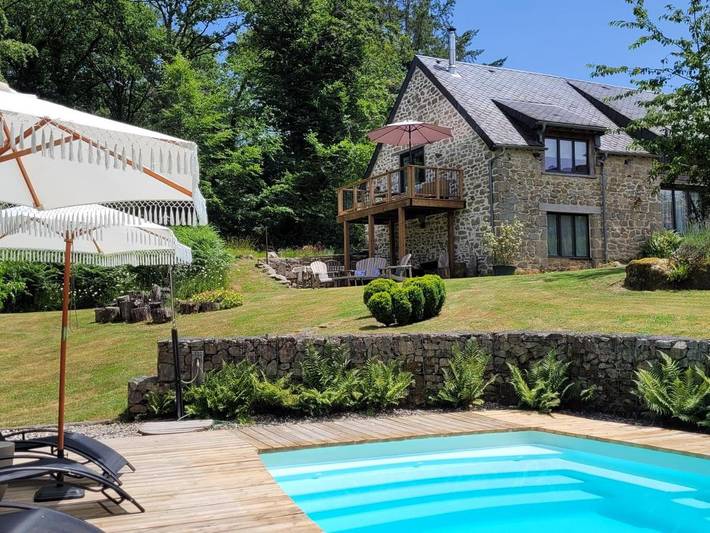 Location de vacances pour 14 personnes, avec vue et jardin ainsi que vue sur le lac et piscine à Espagnac