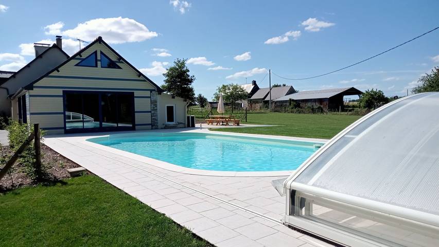 Gîte pour 12 personnes, avec piscine et jardin ainsi que vue sur le lac et balcon