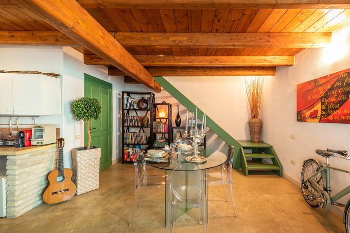 Maison de vacances accueillante avec Wi-Fi, climatisation, jardin, terrasse et douche extérieure in Monserrato, Campidano