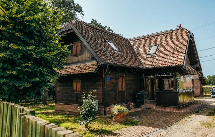 Geräumige 150 m² große Wohnung mit Pool und Terrasse, 2 km vom Fluss Česma entfernt in Sisak-Moslavina