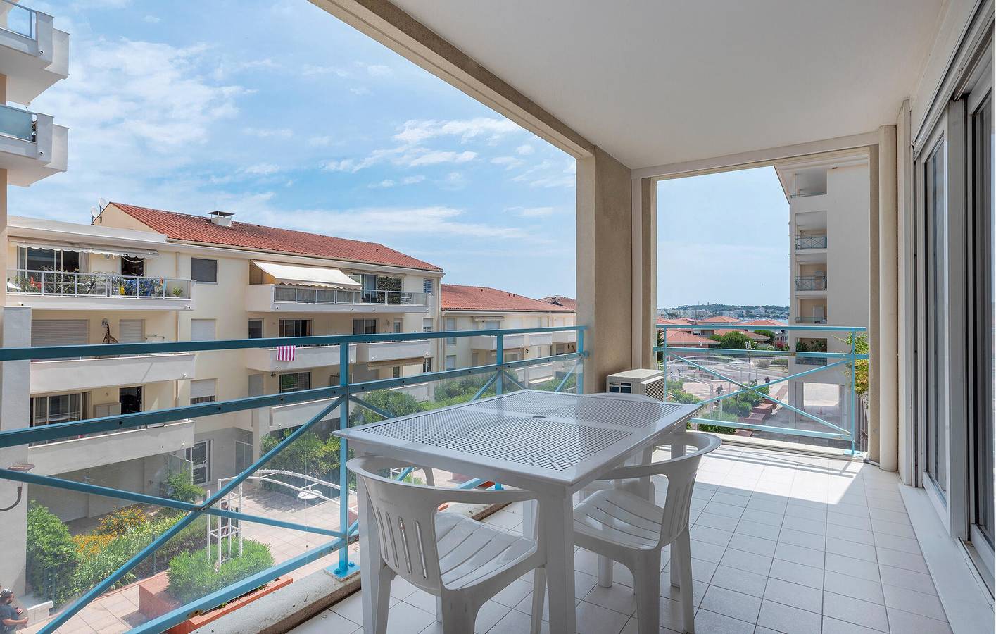 Appartement de vacances entier, Sunny 2km Beach Apartment with WiFi, AC, Terrace & Parking in Antibes, Côte méditerranéenne (France)