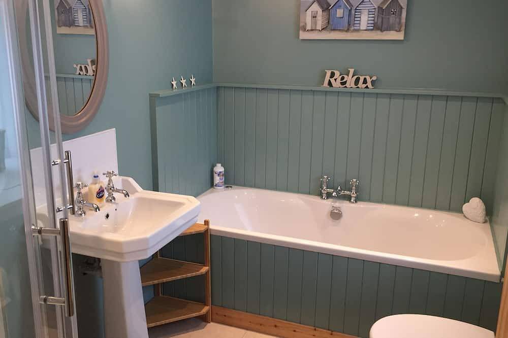 Cosy, comfortable historic cottage located in the Loch Lomond National Park in Loch Lomond, Argyll & Bute