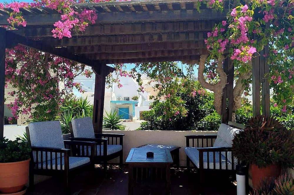 Traditional House fully-equipped with private yard, at the heart of the village. in Megalochori, Santorin