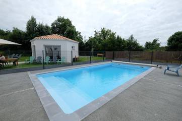 Gîte pour 15 personnes, avec piscine et jardin, animaux acceptés à Vairé