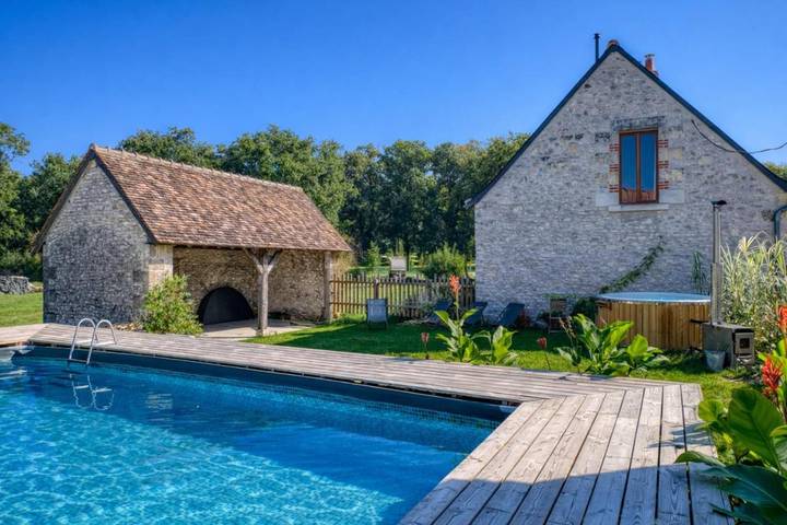 Location de vacances pour 12 personnes, avec Jacuzzi et Terrasse ainsi que Jardin et Piscine à Bléré