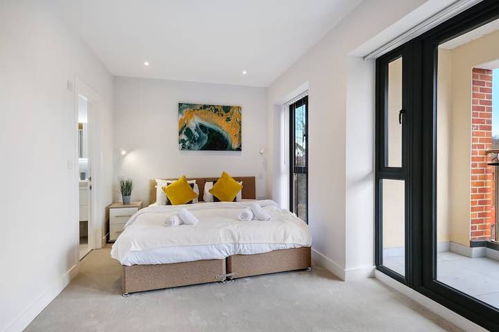 Contemporary Purley Hideaway: Luxury, Convenience & Tranquil Surroundings in Croydon, London