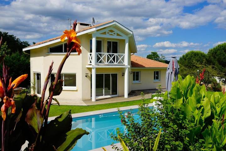 Villa pour 10 personnes, avec Balcon et Terrasse ainsi que Jardin et Piscine à Carignan-de-Bordeaux