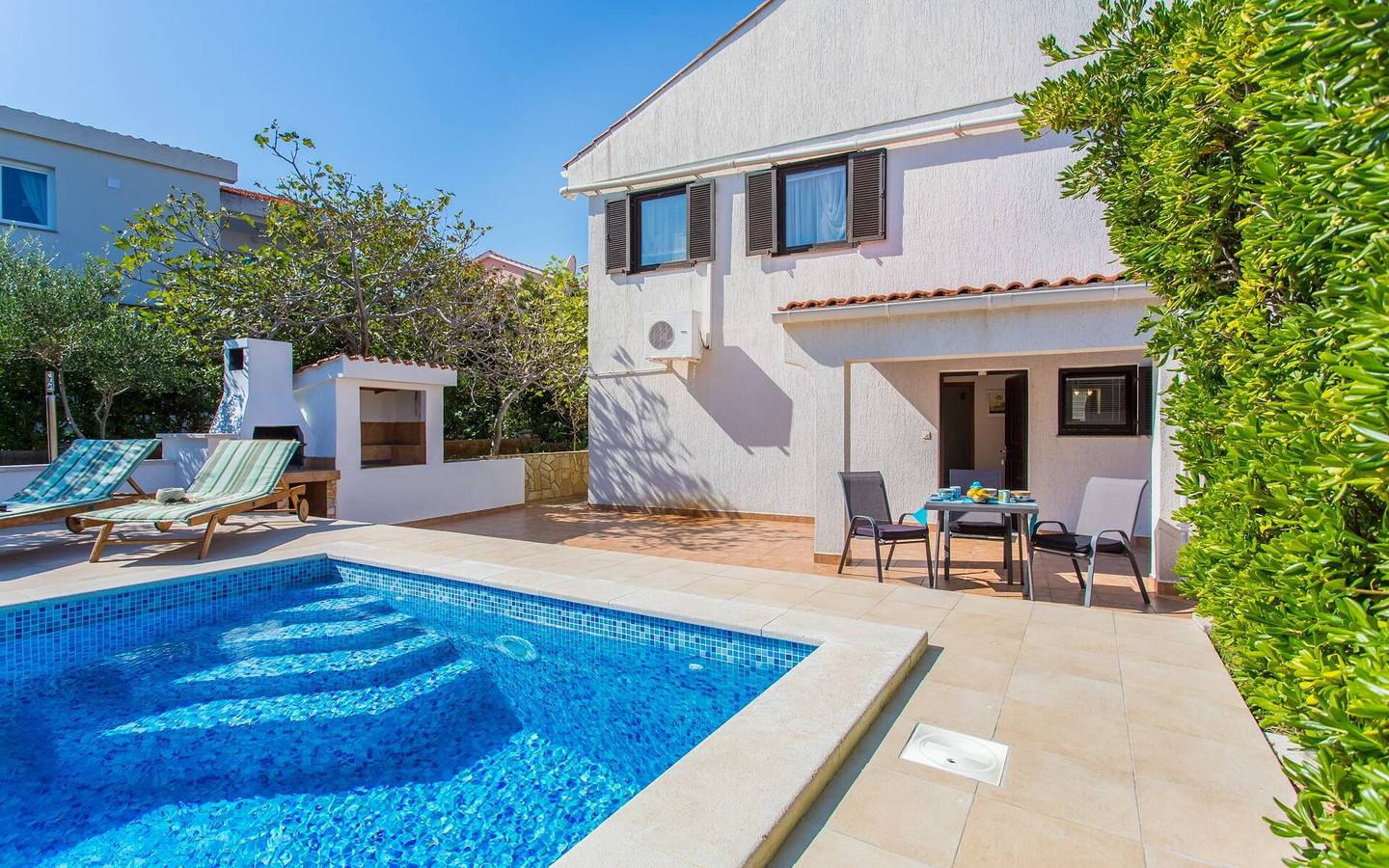 Ganze Wohnung, Apartment Zeljko - mit Pool, 200 m vom Meer, ein Schlafzimmer, überdachte Terrasse, privater Parkplatz, Grill, Außendusche, Sonnenliegen in Silo (Krk), Krk