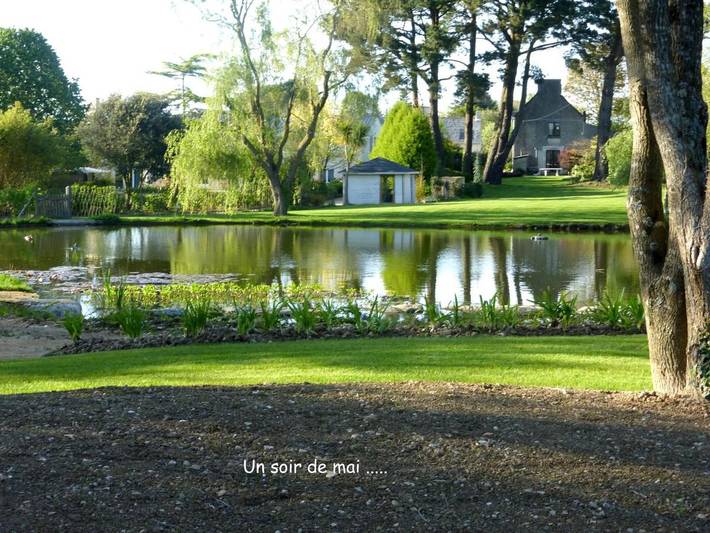 Gîte pour 2 personnes, avec Terrasse et Jardin ainsi que Piscine et Vue sur le lac à Garlan