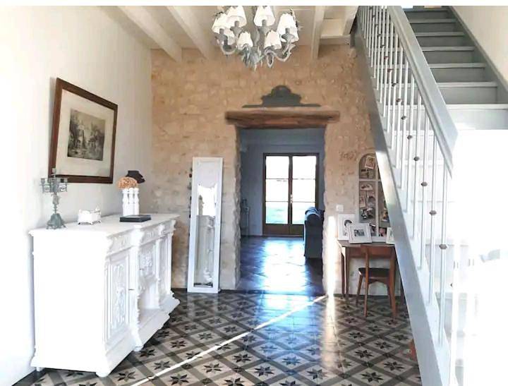 Five-Bedroom House in Saint-Germain-d'Esteuil, Région de Lesparre-Médoc