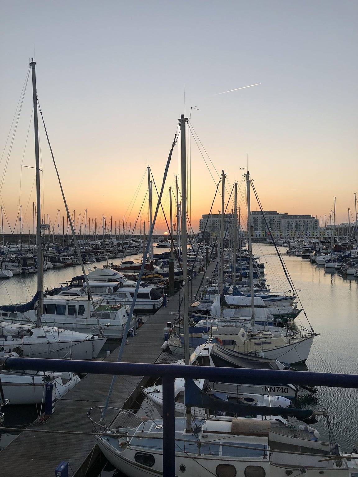 Entire apartment, Brighton Water Cabin with Free Parking in Brighton Marina, Brighton
