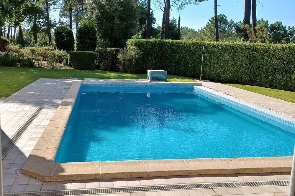 Cozy charming house with pool in a golf course 20 m from the beach, near Lisbon. in Quinta do Conde, Halbinsel von Setúbal