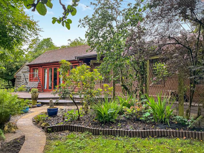 Log cabin for 4 people, with garden, with pets in Staffordshire Moorlands