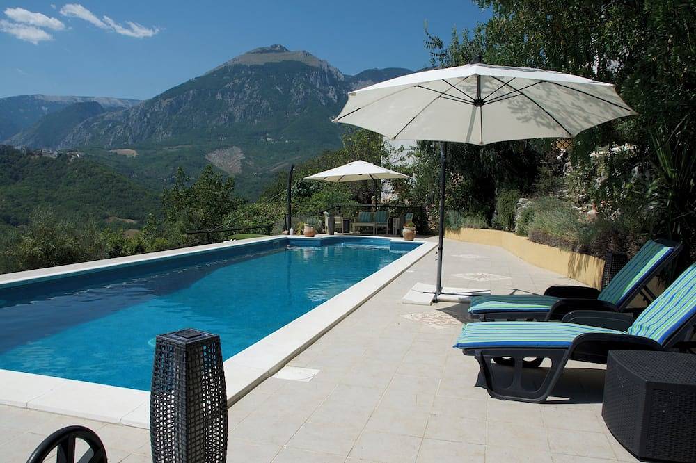 A detached holiday hideaway for 2 with private 12m x 4m pool & stunning views. in Palombaro, Majella National Park