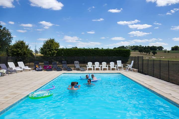 Gîte pour 8 personnes, avec Terrasse ainsi que Jardin et Piscine