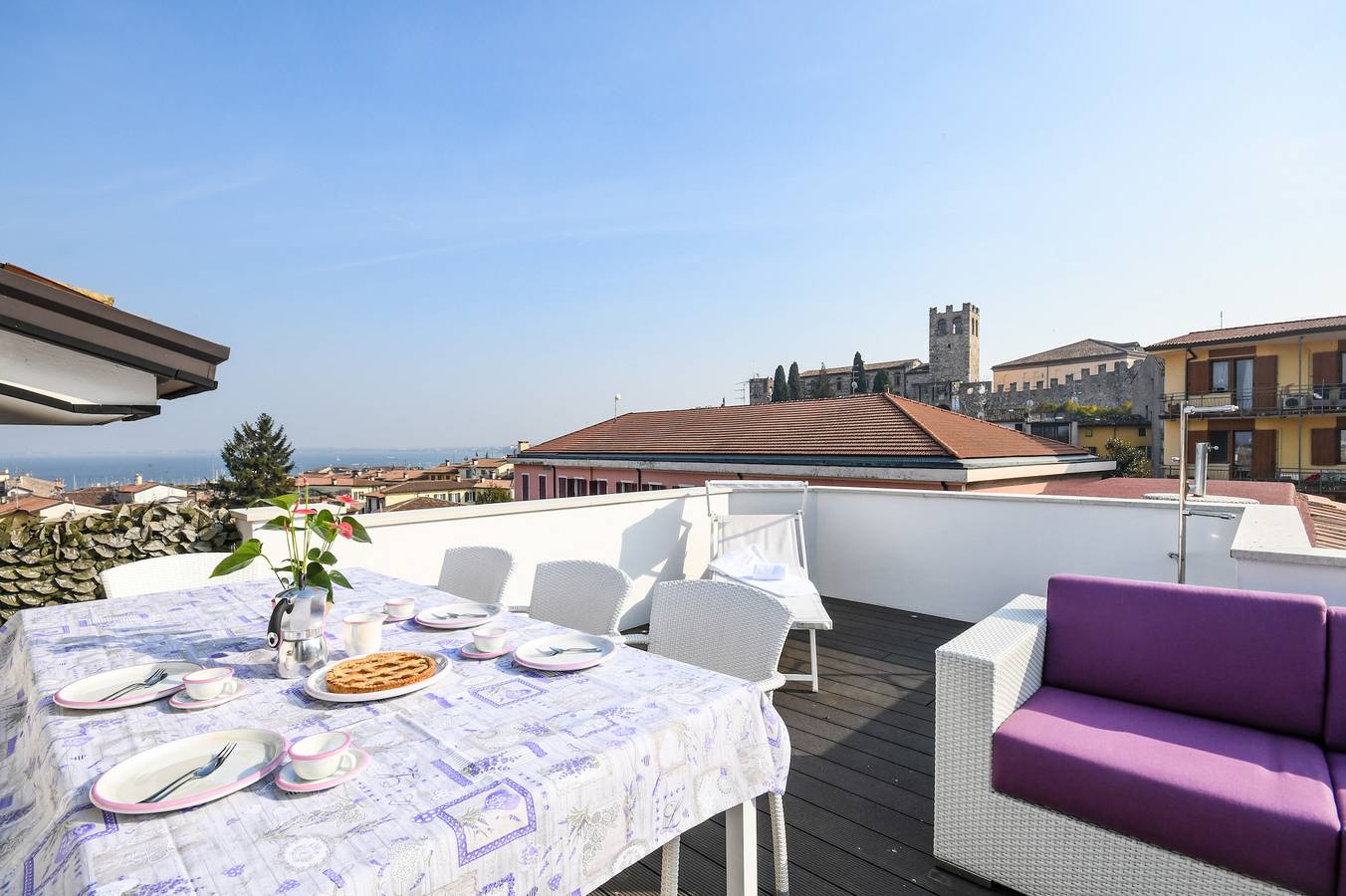 Appartement entier, Mgh Luxury - Lake View Penthouse Desenzano in Desenzano del Garda, Montagnes autour du lac de Garde