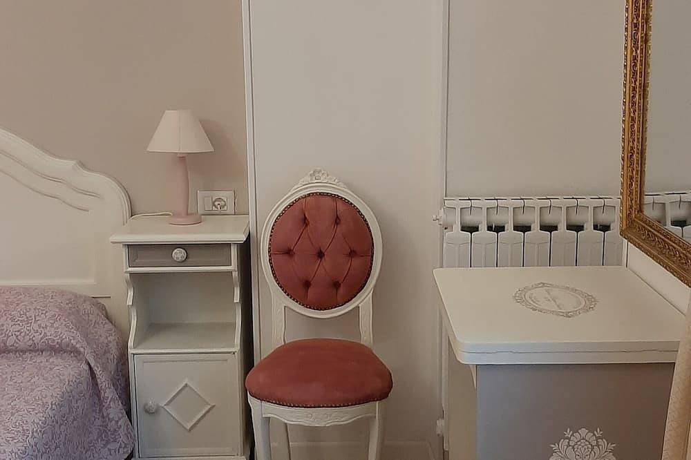 Entire apartment, La Civetta, elegant one-bedroom apartment with garden, private parking 10min from the city in Nave, Garda Mountains
