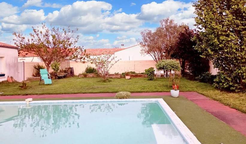 Gîte pour 2 personnes, avec terrasse ainsi que jardin et piscine, animaux acceptés à La Jarrie