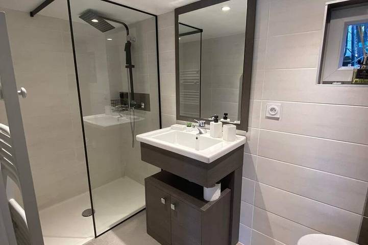 Location de vacances pour 2 personnes, avec terrasse ainsi que jardin et jacuzzi à Bouyon - 2