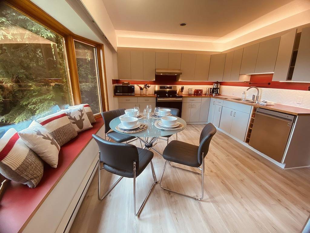 #Slowtravel~wood-fired hot tub, cold plunge, forest-bathing, earthing, beach in Sunshine Coast Regional District