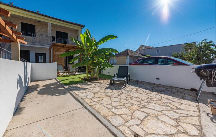 Ferienwohnung für 4 Personen, mit Terrasse und Garten in Turanj