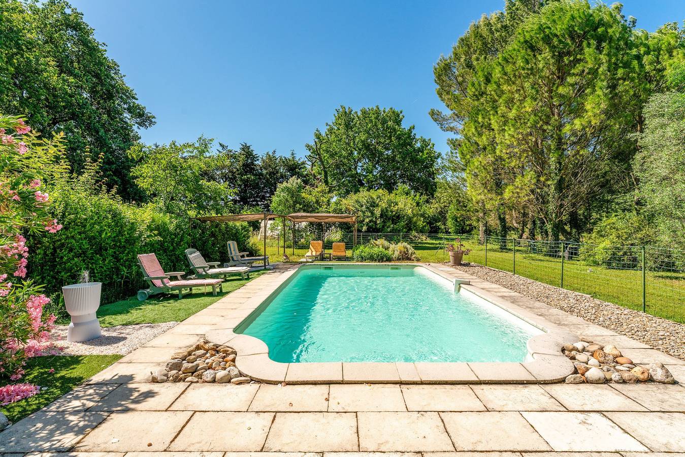 Sauge Room with Shared Pool, Wi-Fi, and Air Conditioning in Pernes-les-Fontaines, Vaucluse