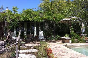Gîte pour 4 personnes, avec jardin et terrasse à Entrecasteaux