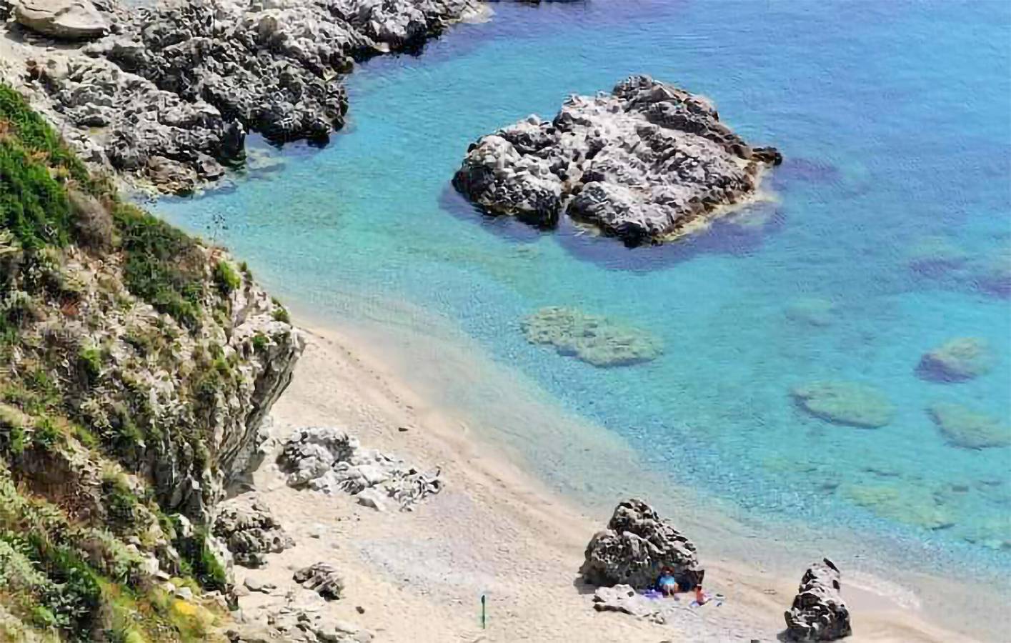 Ganze Ferienwohnung, Apartment am Strand mit Pool und Garten, AC und Parkplatz in Parghelia, Vibo Valentia Provinz