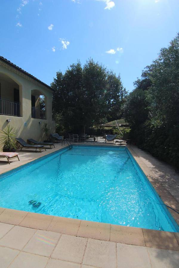 Double Room with Private Bathroom in Sauveterre, Région de Nîmes