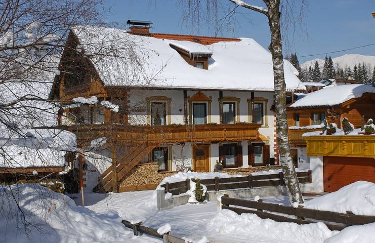 Hel lejlighed, Apartment Enzian – On the Ski Slope with Mountain Views, Balcony, and Wi-Fi in Karwendel (Tyrol), Seefeld in Tirol