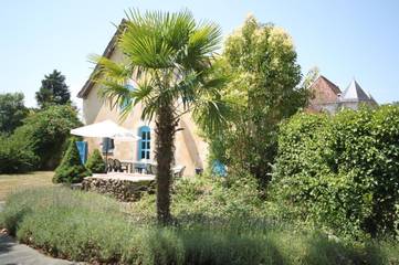 Gîte pour 10 personnes, avec vue et terrasse à Queyssac