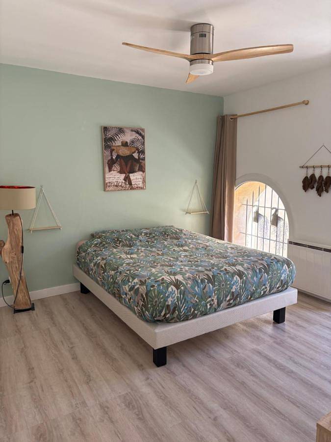 Appartement entier, One-Bedroom Apartment in Lambesc, Région d'Aix-en-Provence